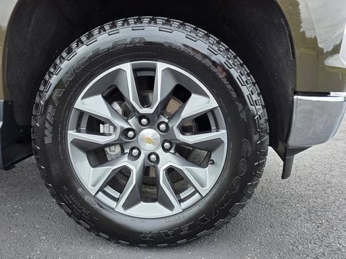 Used 2023 Chevrolet Silverado 1500 LT AWD/4WD image 11
