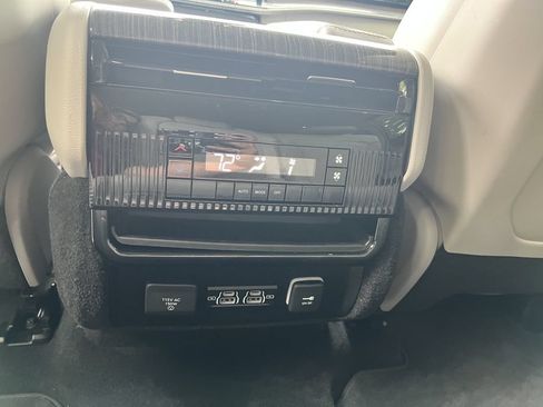 Used 2022 Jeep Wagoneer Series II AWD/4WD image 19