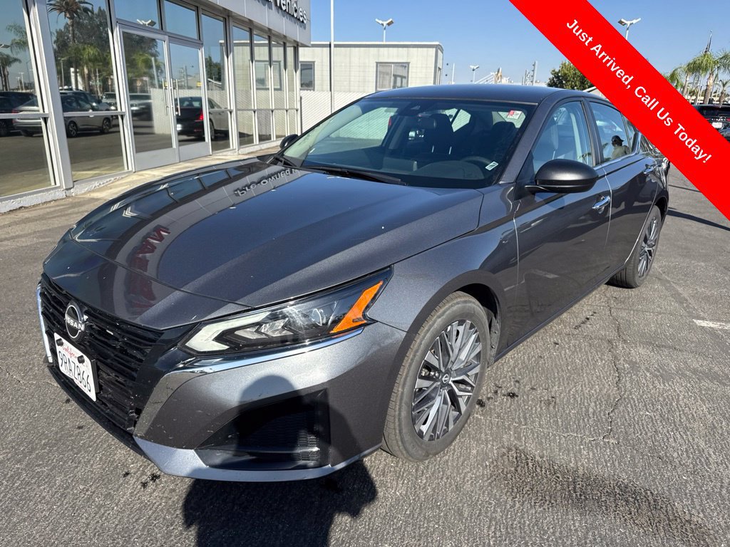 Used 2025 Nissan Altima 2.5 SV FWD image 1