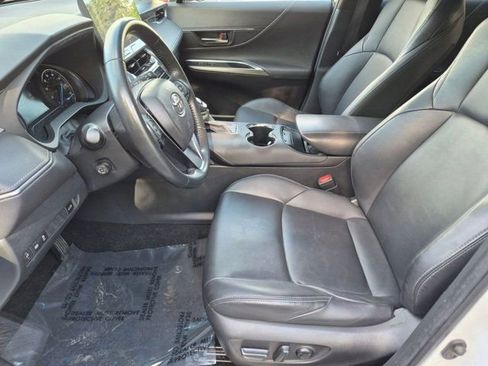 Used 2024 Toyota Venza XLE AWD/4WD image 9