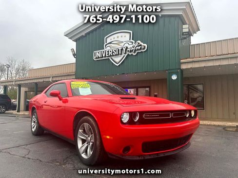 Used 2018 Dodge Challenger SXT image 1