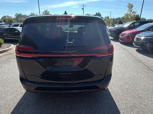 Used 2025 Chrysler Pacifica Limited FWD image 9