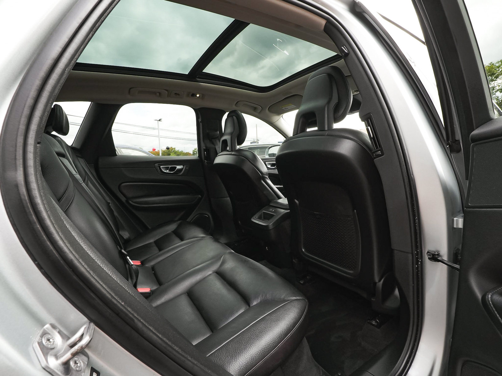 Used 2018 Volvo XC60 T5 Momentum w/ Convenience Package AWD/4WD image 36