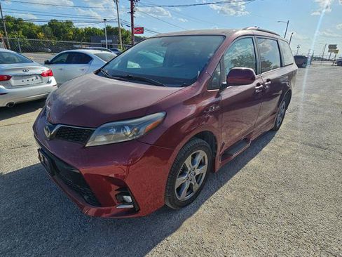 Used 2018 Toyota Sienna SE w/ SE Preferred Package FWD image 1