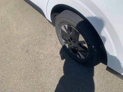 Certified 2026 Kia Carnival LXS FWD image 9