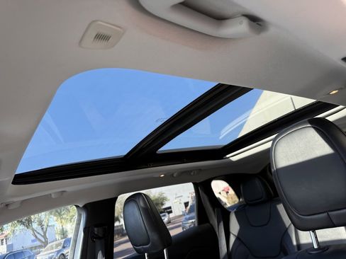 Used 2019 Jeep Cherokee Trailhawk image 9