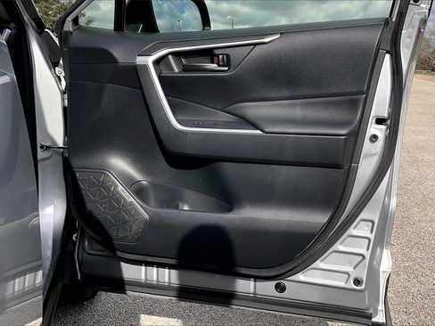 Used 2019 Toyota RAV4 LE image 28