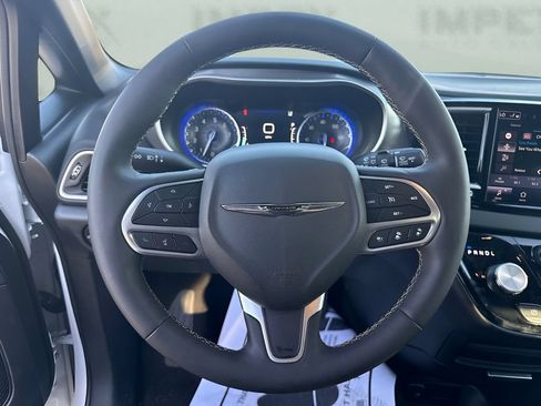 Used 2025 Chrysler Pacifica Select FWD image 13