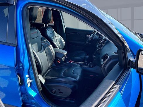 Used 2019 Jeep Cherokee Trailhawk image 8