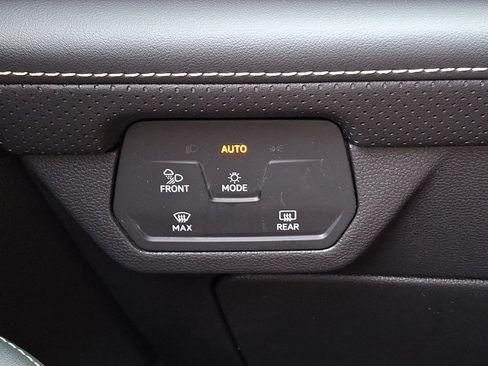 Used 2025 Volkswagen Atlas SE FWD image 22
