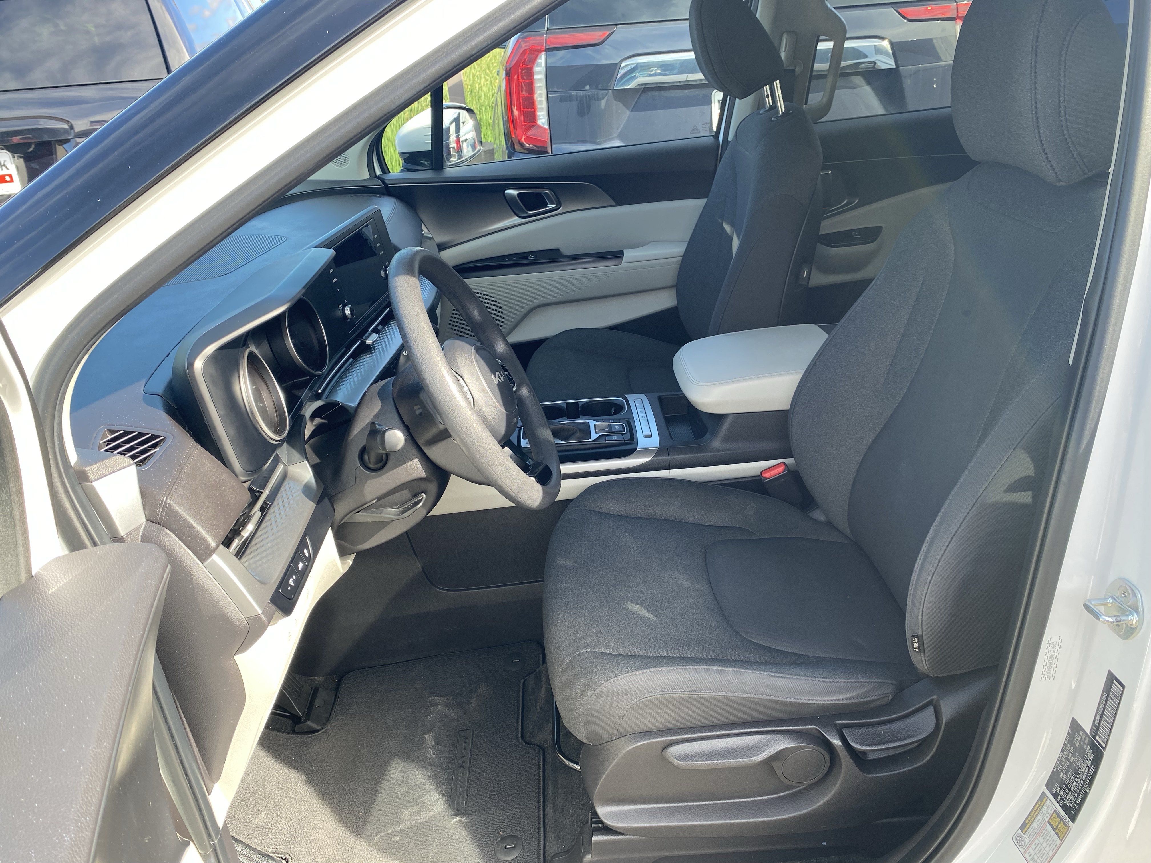 Used 2022 Kia Carnival LX FWD image 4