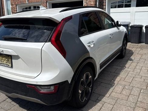Certified 2023 Kia Niro Wave FWD image 3
