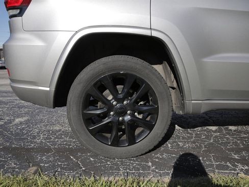 Used 2018 Jeep Grand Cherokee Altitude image 24