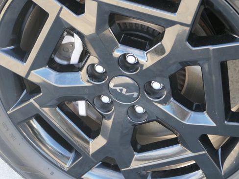 Used 2025 Kia Carnival SX Prestige image 11