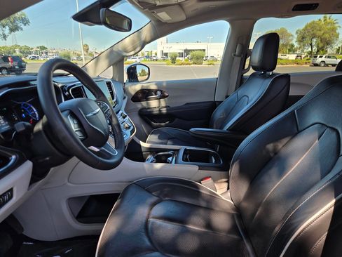Used 2023 Chrysler Pacifica Limited FWD image 19