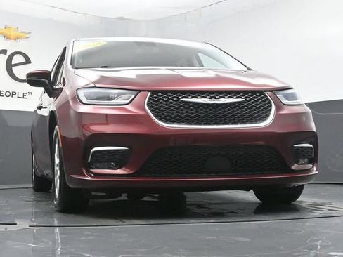 Used 2023 Chrysler Pacifica Touring-L FWD image 3