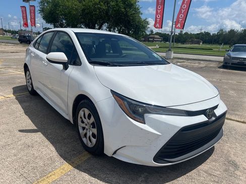 Used 2025 Toyota Corolla LE FWD image 2