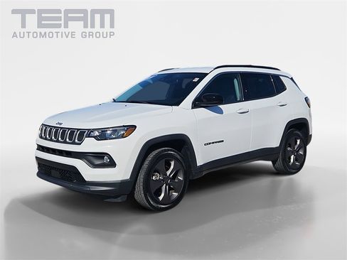 Used 2022 Jeep Compass Latitude image 3