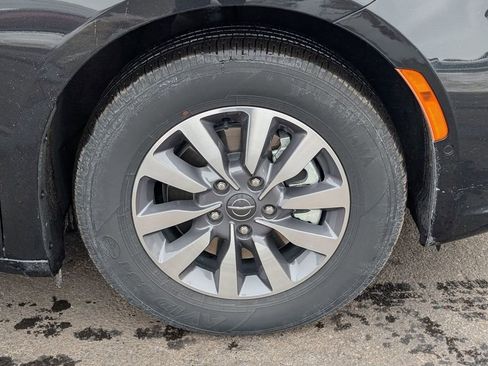 Used 2023 Chrysler Pacifica Limited image 18