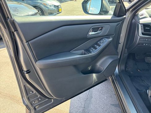Used 2025 Nissan Rogue SV FWD image 18