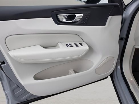 Certified 2025 Volvo XC60 B5 Plus w/ Protection Package Premier image 22