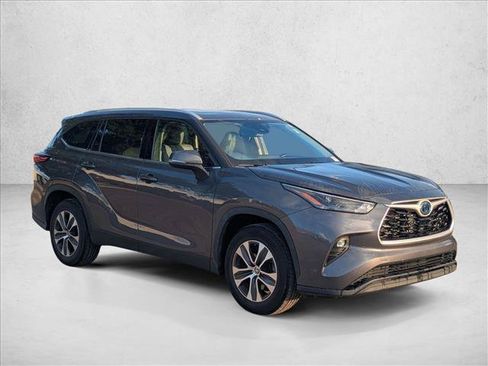 Used 2022 Toyota Highlander XLE FWD image 3