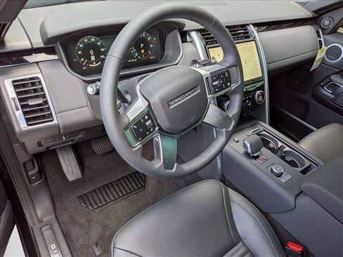 New 2026 Land Rover Discovery S image 3