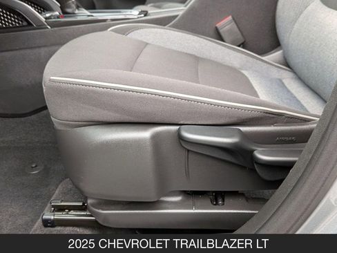 Used 2025 Chevrolet TrailBlazer LT FWD image 15