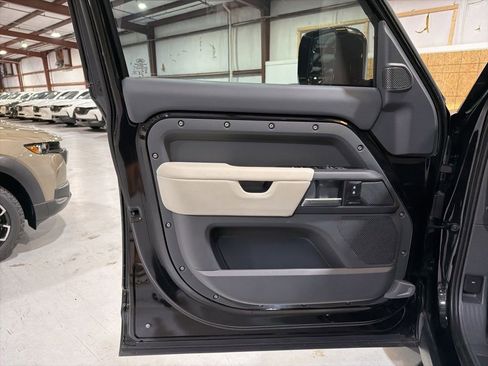 Used 2024 Land Rover Defender 110 X-Dynamic SE image 25
