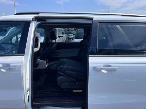 Certified 2024 Kia Carnival SX Prestige FWD image 9