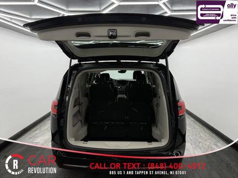 Used 2024 Chrysler Pacifica Touring-L FWD image 6