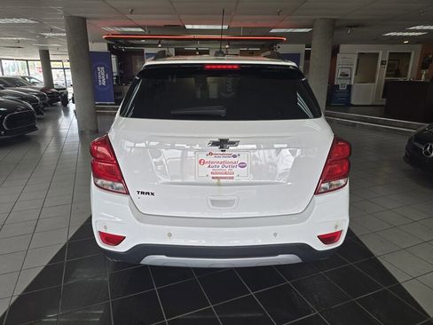 Used 2018 Chevrolet Trax LT w/ Sun & Sound Package FWD image 5