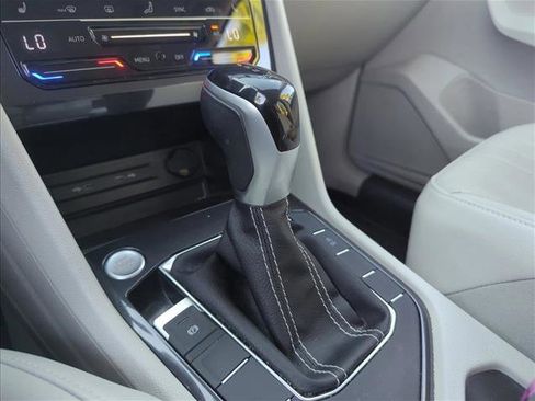 Used 2023 Volkswagen Tiguan SE w/ Panoramic Sunroof Package image 9