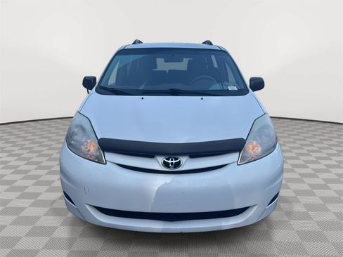 Used 2010 Toyota Sienna FWD image 3