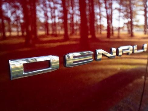 Used 2021 GMC Yukon Denali w/ Denali Premium Package image 45