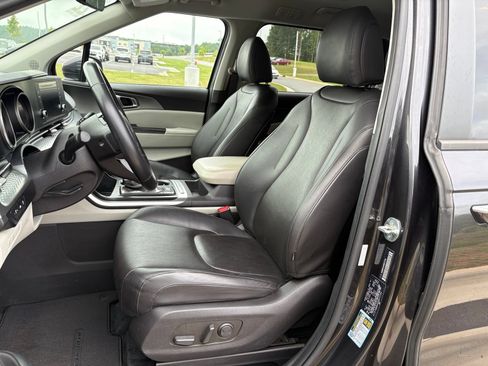 Used 2022 Kia Carnival LX FWD image 25
