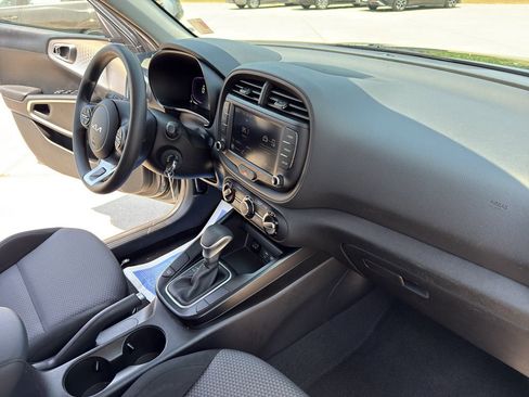 Used 2025 Kia Soul LX w/ LX Technology Package FWD image 27