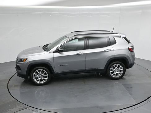 Used 2023 Jeep Compass Latitude image 28