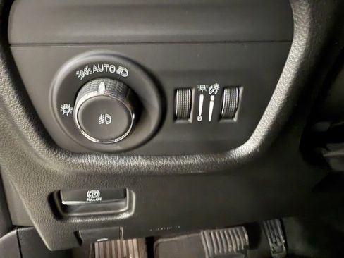 Used 2023 Jeep Grand Cherokee Limited image 14