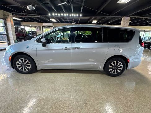 Used 2023 Chrysler Pacifica Touring-L FWD image 4