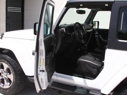 Used 2016 Jeep Wrangler Sahara w/ Dual Top Group AWD/4WD image 32