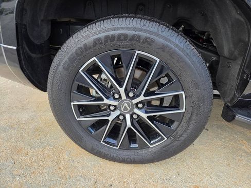 Used 2025 Lexus GX 550 w/ Accessory Package (Z1) AWD/4WD image 17