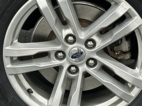 Used 2022 Ford Explorer XLT w/ Equipment Group 202A image 5