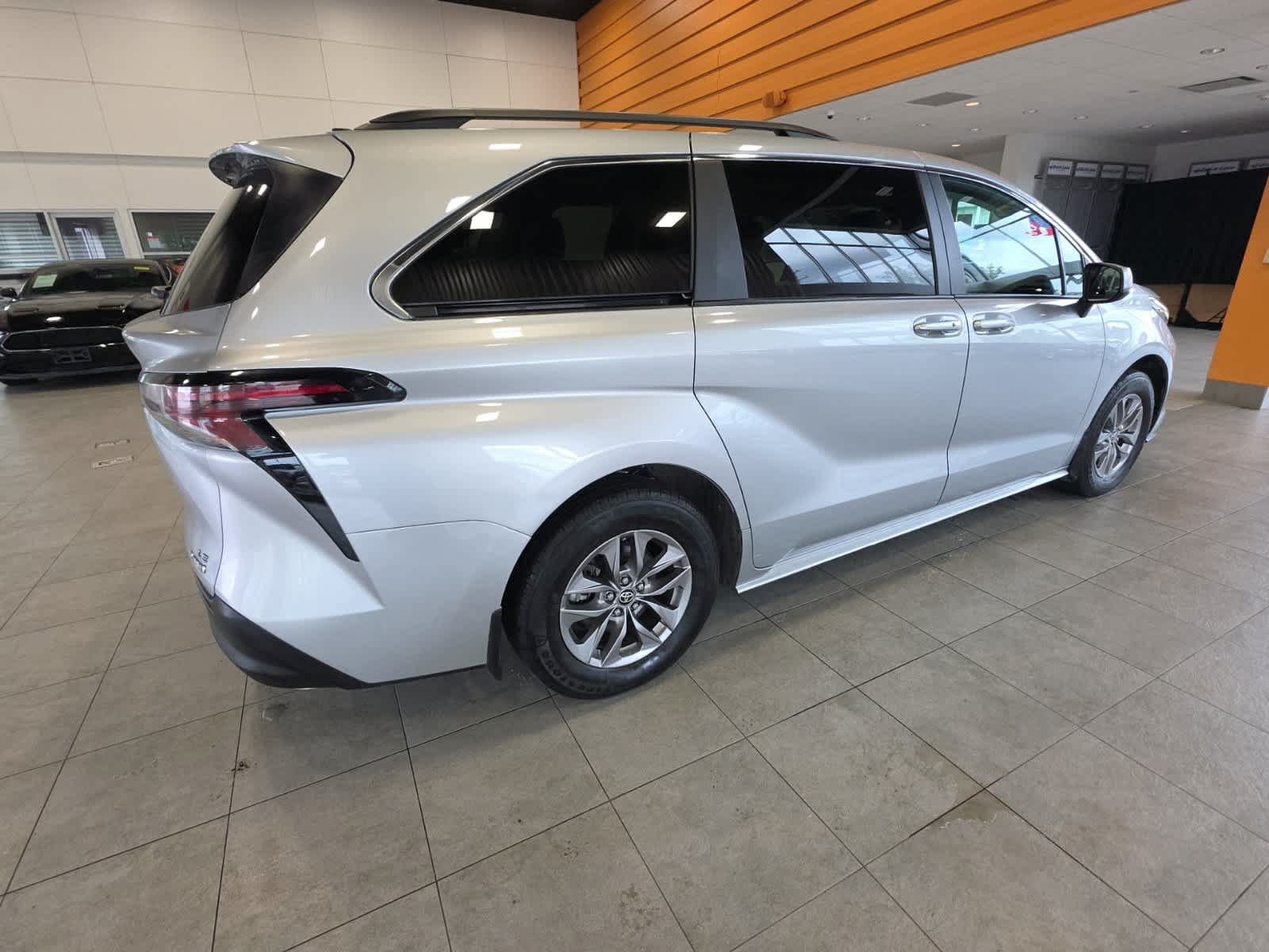 Used 2024 Toyota Sienna AWD image 6