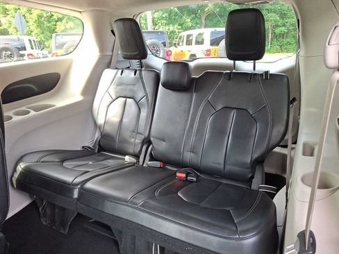 Certified 2023 Chrysler Pacifica Touring-L FWD image 10