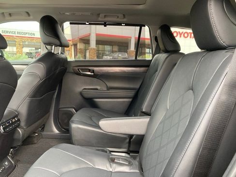 Used 2025 Toyota Highlander Platinum image 11