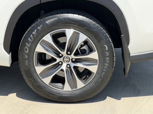 Used 2021 Toyota Highlander XLE AWD/4WD image 15