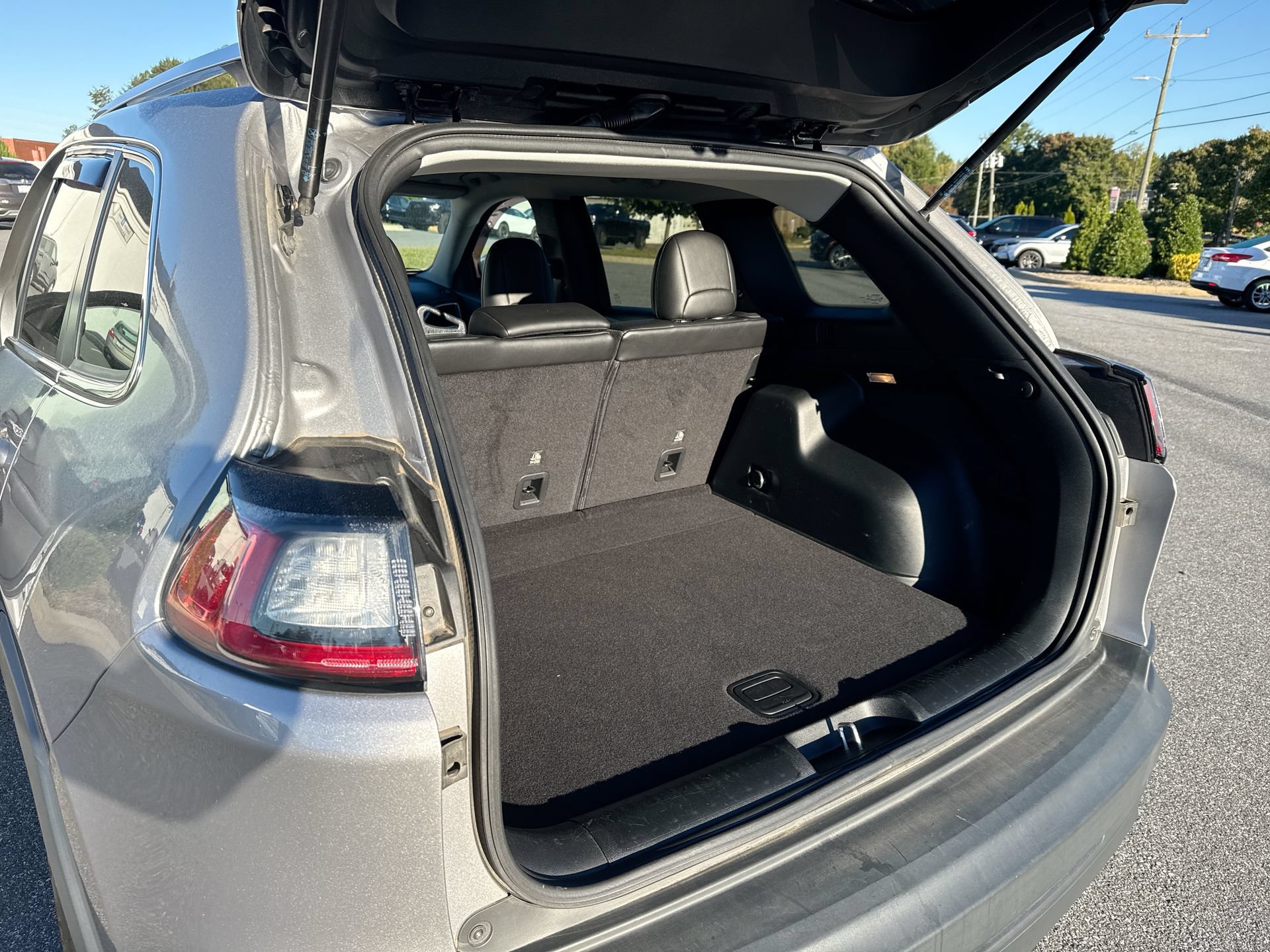 Used 2019 Jeep Cherokee Latitude Plus FWD image 25