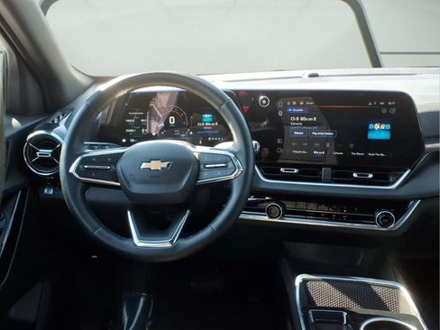 Certified 2025 Chevrolet Equinox LT FWD image 10
