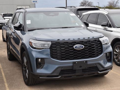 Certified 2025 Ford Explorer ST-Line w/ Premium Package image 4